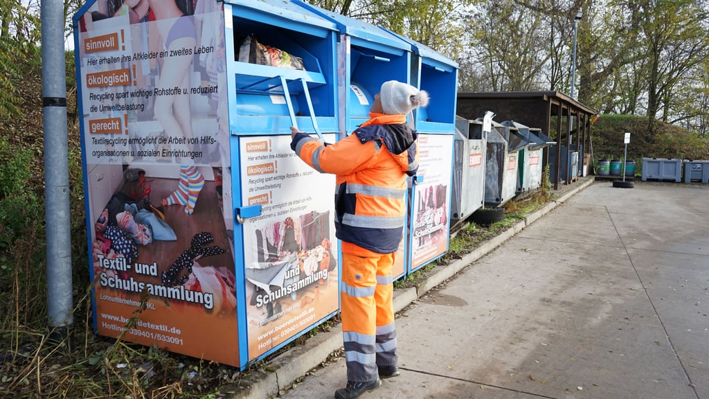 Alle Kleinannahmestellen in der Börde haben jeweils drei Kleidercontainer aufgestellt.