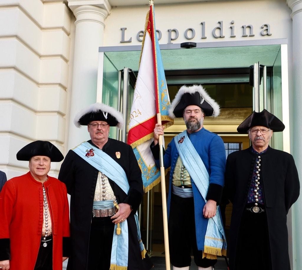 Der Kanzler kann kommen: Eine Delegation der Halloren-Bruderschaft erwartet ihn schon.
