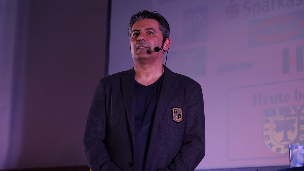 Am Freitag hat der BSV Eickendorf zu einer ganz besonderen Veranstaltung eingeladen: Ex-Fifa und Bundesliga-Schiedsrichter Babak Rafati hielt einen Vortrag in der Eickendorfer Sporthalle zum Thema Depression, Burnout und mentale Gesundheit.