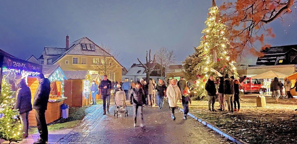 Gibt es in dieser Form nicht mehr. Der Weihnachtsmarkt von Möckern zieht von Lühe in den Schlosspark um.