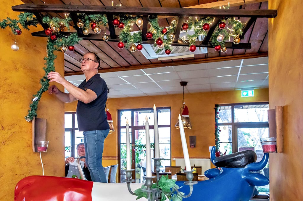 Weihnachtliches Flair in der „Crêperie Lorette“: Gastronomin Diana Aleithe und ihr Mann Michael Wallek schmücken den Saal.