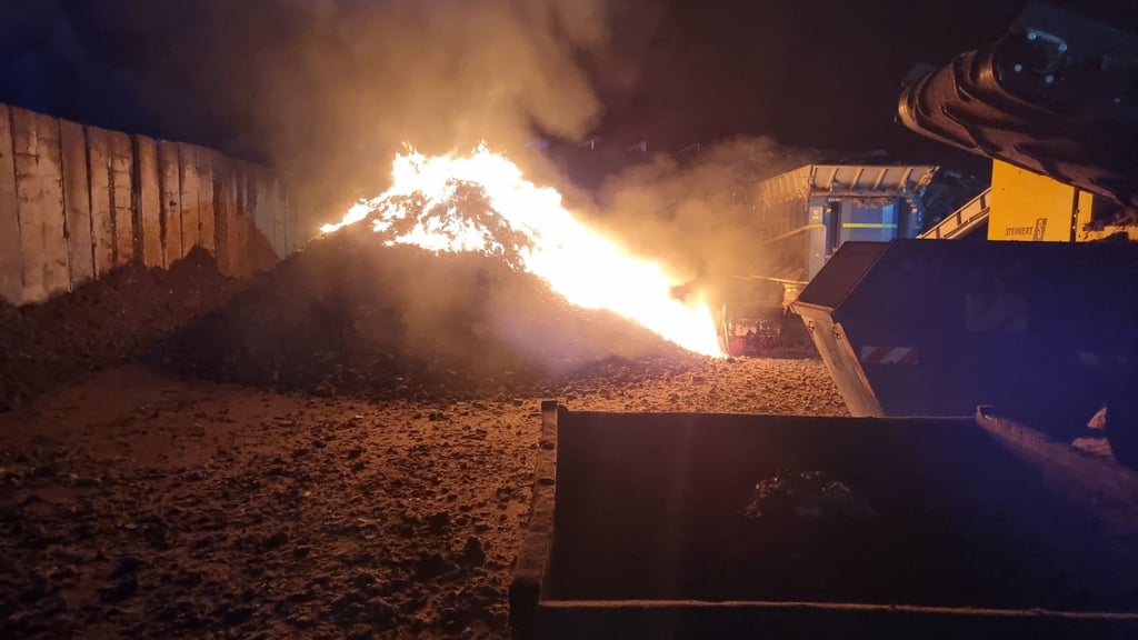 Ein Haufen geschredderter Kunststoff stand in Flammen. 