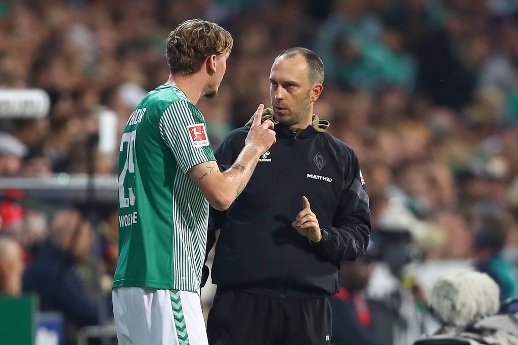 Nick Woltemade im Gespräch mit seinem Coach bei Werder Bremen, Ole Werner.