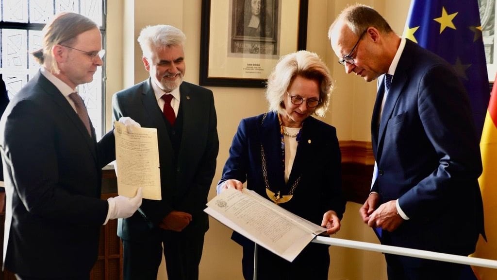 Bundeskanzler Friedrich Merz (rechts) war am Morgen zu Besuch in der Leopoldina in Halle.