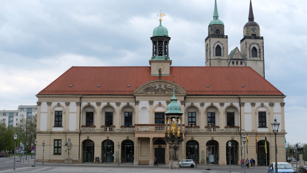 Das Alte Rathaus von Magdeburg – ein Renaissancebau mit Arkaden und Säulen – prägt den Alten Markt. Doch hinter der schönen Schauseite wartet eine aufwendige Sanierung.