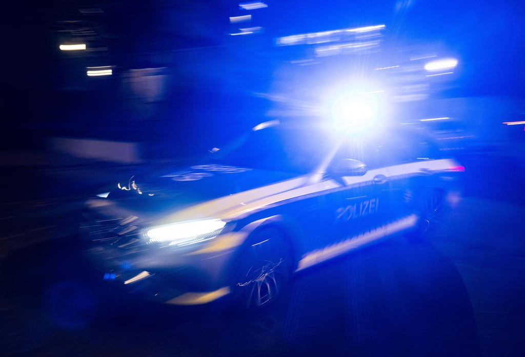 Verfolgung auf der A2: Polizei jadt hinter einem Audi A4 Kombi hinterher.