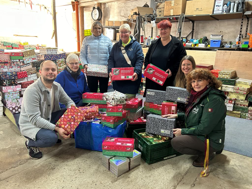 50 Pakete haben Senioren vom ASZ und Vertreter der Kita Fliederhof II aus Magdeburg zum Sammelpunkt der Aktion „Weihnachten im Schuhkarton“ gebracht. 