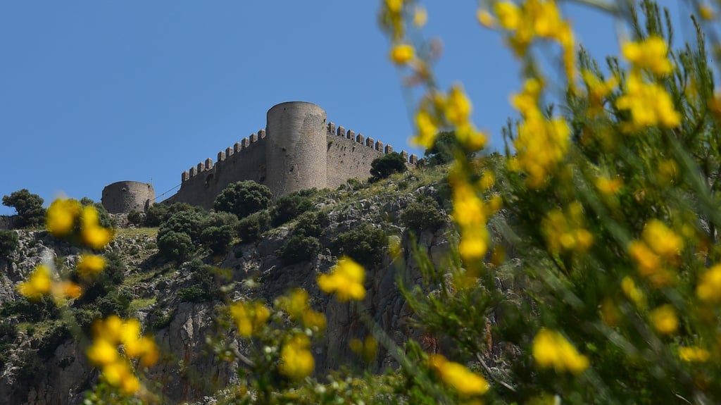 Katalonien, CostaBrava: Blick beim Wandern auf das Castell del Montgrí