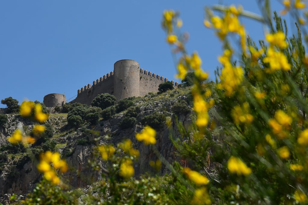 Katalonien, CostaBrava: Blick beim Wandern auf das Castell del Montgrí
