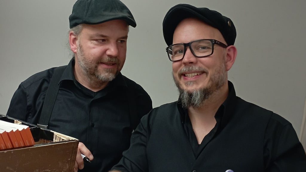 Sebastian und Tobias Hengstmann machen in Magdeburg Kabarett.