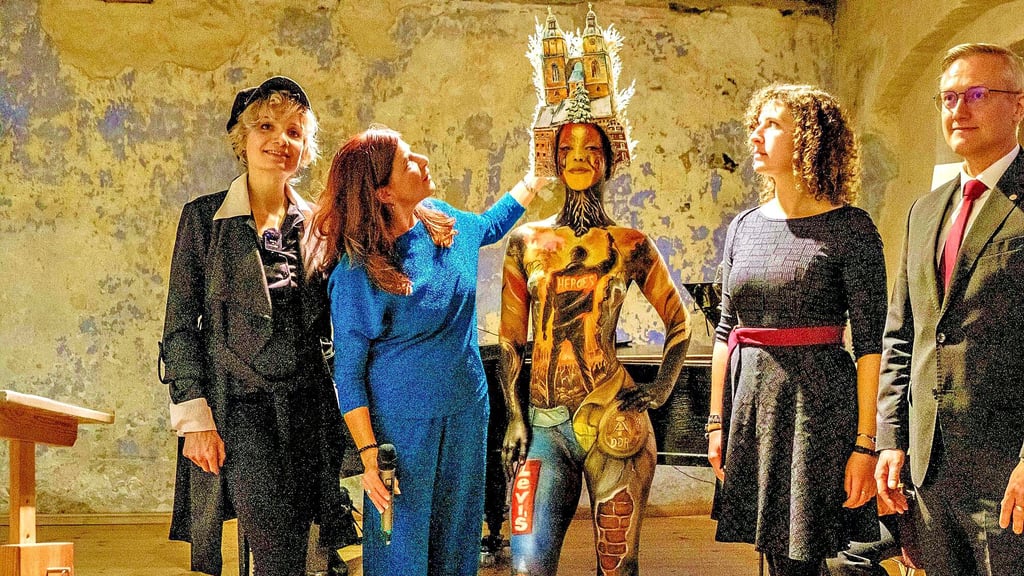 Bei der Preisverleihung im Großen Malsaal: Julie Boehm,  Claudia Wenzel, das Bodypainting-Model und    Jana Seeger (v.l.)
