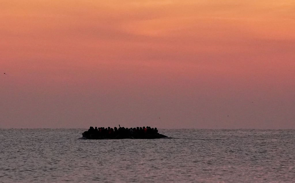 Immer wieder versuchen Menschen, auf kleinen Booten den Ärmelkanal nach Großbritannien zu überqueren. (Archivbild)