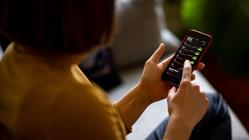 Auch die finanziellen Entscheidungen junger Menschen werden durch soziale Medien stärker beeinflusst als bei älteren Generationen. (Symbolbild)