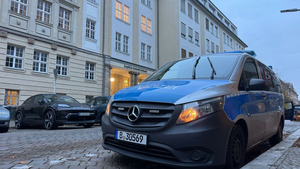 Die Berliner Polizei ermittelt wegen der falschen Terrorwarnung gegen Schulen weiter.