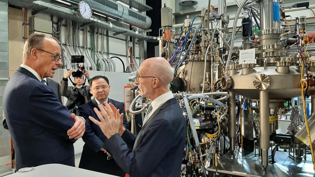 Bei einem Rundgang durch die Experimentierhalle des Max-Planck-Institutes für Mikrostrukturphysik erläuterte&nbsp;Direktor Stuart Parkin (rechts) Bundeskanzler Friedrich Merz die Arbeit im MPI.