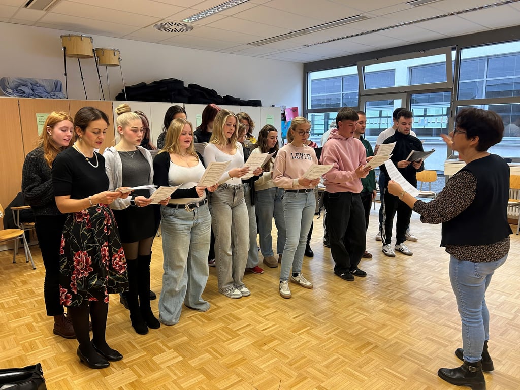 In der Magdeburger Berufsschule wird für das Benefizkonzert mit dem Bundeswehr-Orchester geprobt. 