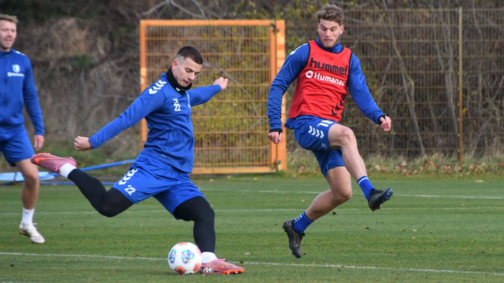 Marcus Mathisen (rechts) will von seinem 1. FC Magdeburg mehr Aktionen in der gegnerischen Box sehen.