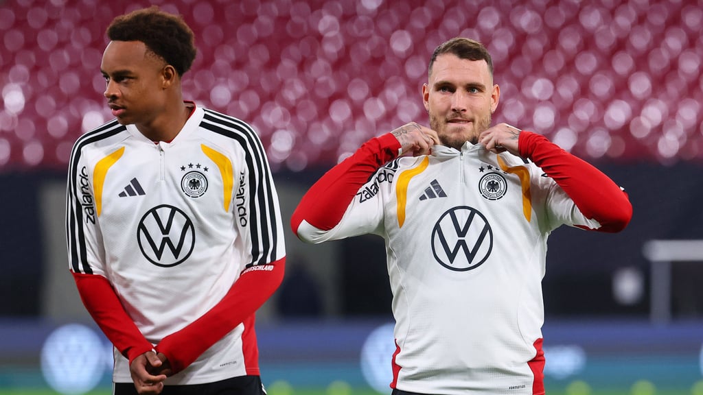 RB-Kapitän David Raum (r.) wünscht seinem Leipziger Kollegen Assan Ouedraogo einen erholsamen Kurzurlaub