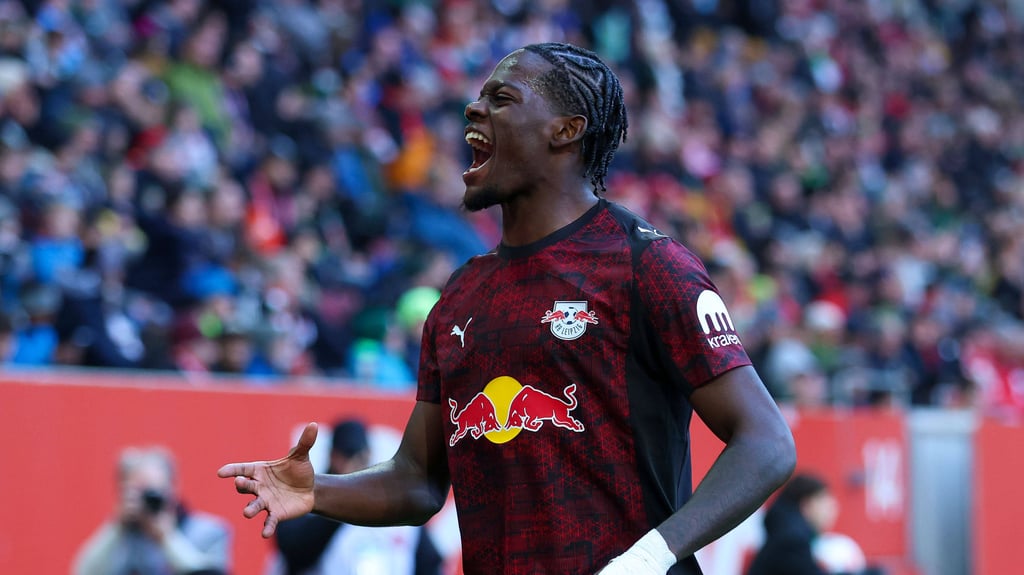 Castello Lukeba nach seinem Tor gegen den FC Augsburg.