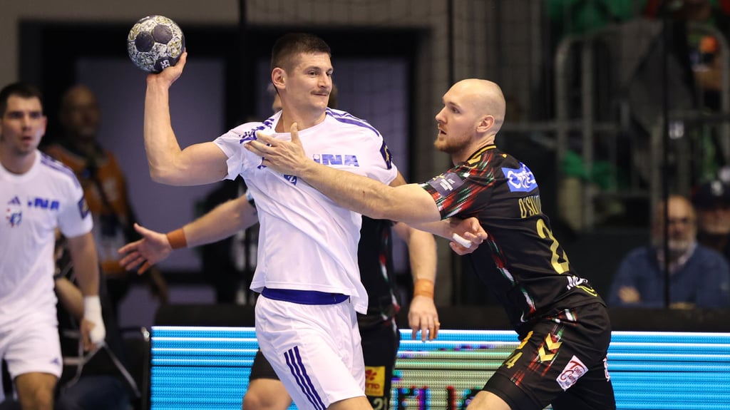 Christian O'Sullivan (r.) gewann das Hinspiel mit dem SCM gegen Aleks Kavcic und RK Zagreb mit 27:22.