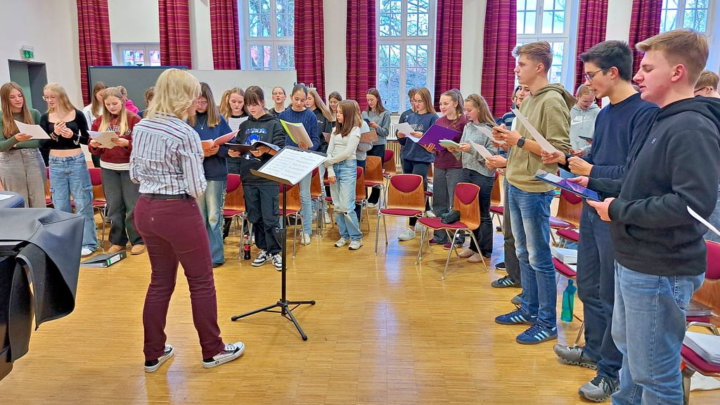 Der Schulchor „Total Vocal“ des Hettstedter Humboldt-Gymnasiums studiert unter Leitung von Lisa-Marie Endrejat die Musicaladaption „Hänsel und Gretel: Lost in the Enchanted Forest“ ein, die in der Weihnachtszeit fünf Mal aufgeführt wird. Bereits seit Monaten proben die Siebt- bis Zwölftklässler dafür. 