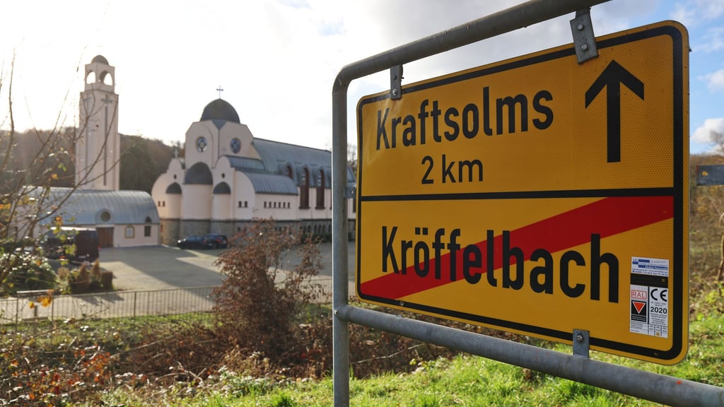 Das Baby war den Angaben zufolge vor einem Kloster in Waldsolms gefunden worden.