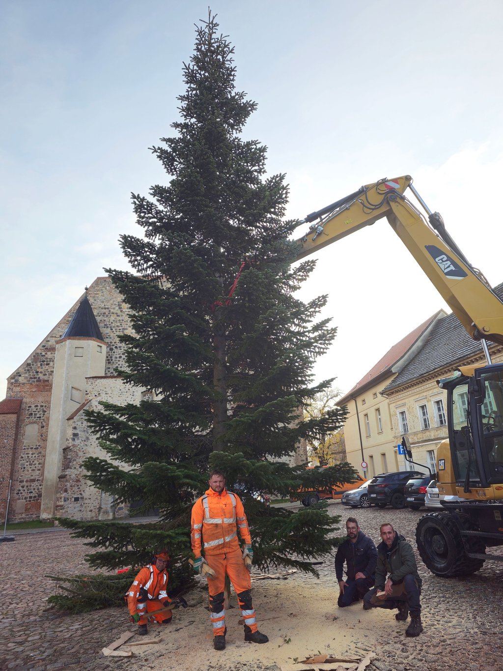 Aufgestellt haben den Weihnachtsbaum die Mitarbeiter des städtischen Bauhofs René Haberland und Maximilian Dietze mit Unterstützung und schwerer Technik der Brüder Mario und Kay Borgsdorf des gleichnamigen Zerbster Recycling-Unternehmens. 