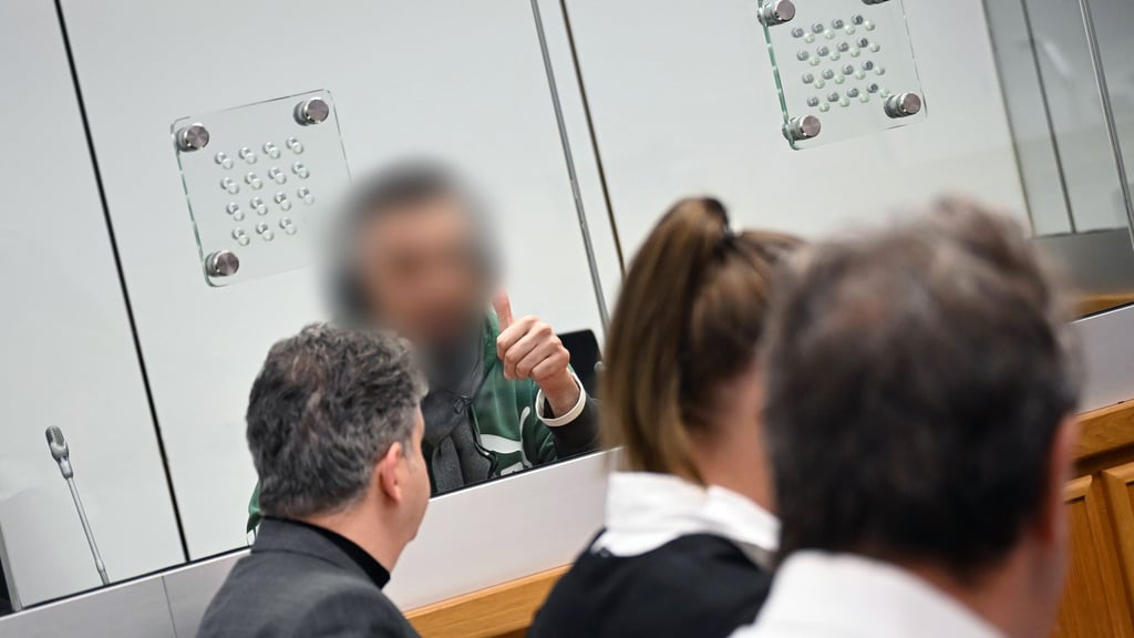 Bislang sind im Prozess gegen das hinter einer Glaswand sitzende mutmaßliche Mitglied der Hisbollah Verhandlungstermine bis August 2026 angesetzt.