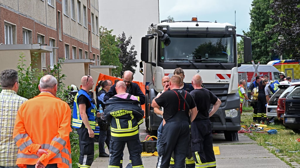 Auch für die Ascherslebener Feuerwehr war es ein fordernder Einsatz: Im Sommer 2024 geriet ein Mann auf der Wilhelm-Bestel-Straße unter die Räder eines Müllfahrzeugs und erlag später seinen Verletzungen.