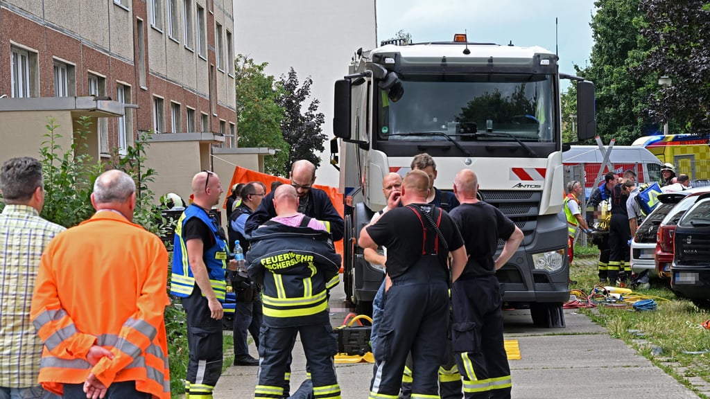 Auch für die Ascherslebener Feuerwehr war es ein fordernder Einsatz: Im Sommer 2024 geriet ein Mann auf der Wilhelm-Bestel-Straße unter die Räder eines Müllfahrzeugs und erlag später seinen Verletzungen.