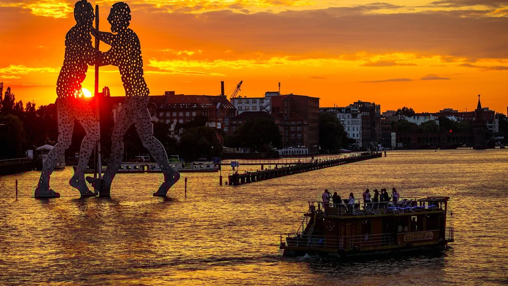 Die Lärmbelästigung durch Partyboote auf der Spree in Berlin hat im Südosten zugenommen. (Archivfoto)