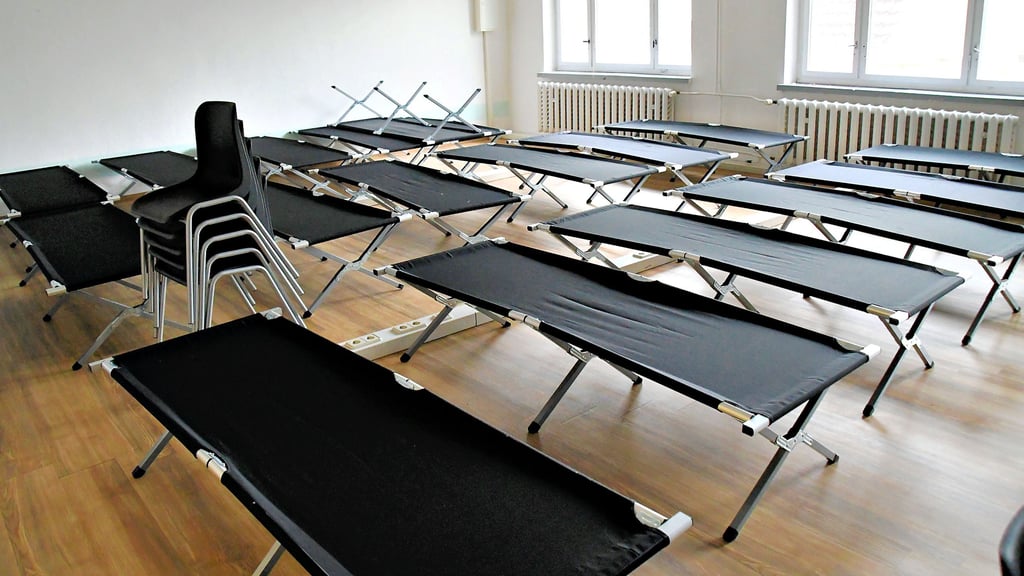 Die ersten Liegen stehen schon. Bis zu 60 ukrainische Flüchtlinge sollen am Pagenweg vorübergehend untergebracht werden können. 