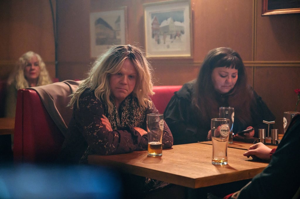 In einer Kneipe freundet sich Berit (Anders Baasmo, l.) mit einer Frau und zwei Männern an, die sich dort regelmäßig an einem Stammtisch treffen.