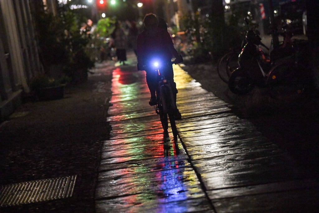 Die Polizei rät Radfahrern zu heller, reflektierender Kleidung. (Symbolbild)