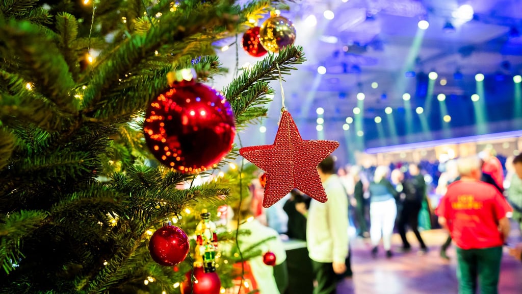 Kreative Spiele bringen frischen Wind in die Weihnachtsfeier, fördern Wertschätzung und stärken das Teamgefühl.