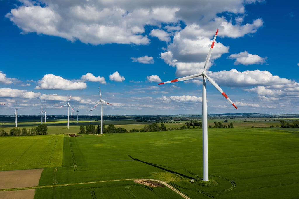 Blick auf den Windpark bei Schwanebeck in der Nähe Halberstadts. Ein Landwirt aus Emersleben würde gern auf seinem Land vier solcher Windräder errichten.