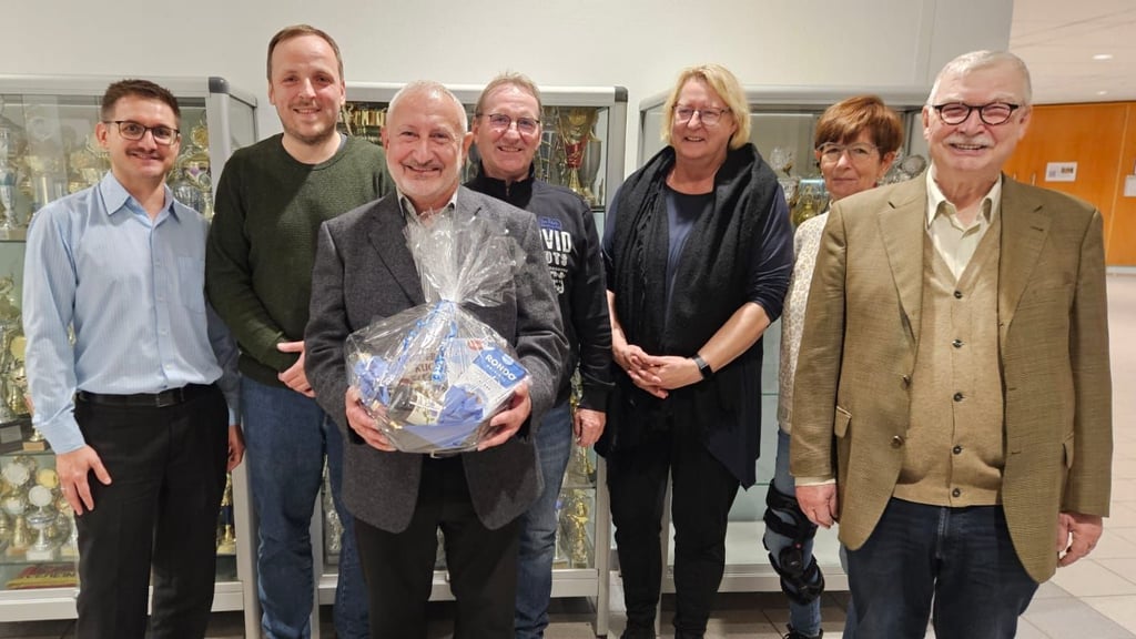 Nach elf Jahren gibt Günter Liebald (3. v. l.) das Amt als Vorstandsvorsitzender des SC Norbertus ab. Hartmut Gericke (2. v. l.) übernimmt den Posten.