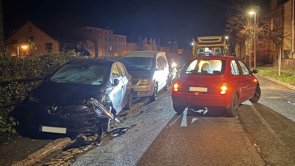 Das Foto macht den Unfallhergang deutlich: Der Peugeot-Fahrer kam in Thale nach links von der Fahrbahn ab, krachte in den dort geparkten Renault und schob diesen gegen einen dahinter abgestellten VW.