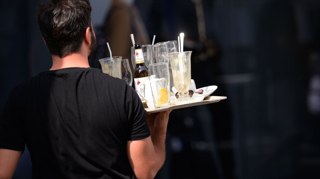 Die Arbeitskosten in Deutschland steigen deutlich, vor allem in der Gastronomie. Dort spielt der Mindestlohn eine große Rolle.