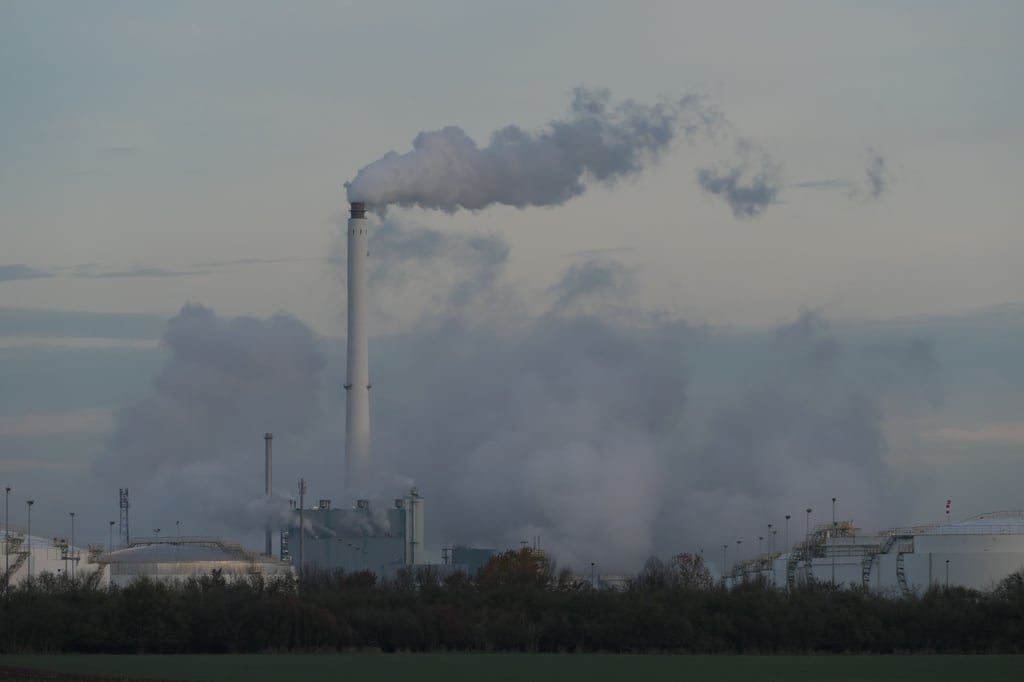 Wolkenbildung gehört zum Bild des Chemiestandorts und der Raffinerie.