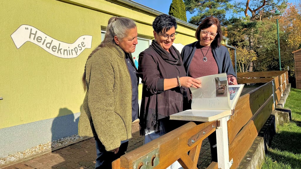 Ortsbürgermeisterin Chris Henze, Sabine Eichler und Birgit Eckert (v.l.) machen sich Gedanken um die Zukunft der Kita „Heideknirpse“ in Schlaitz. 