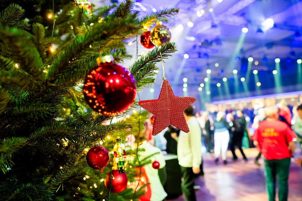 Kreative Spiele bringen frischen Wind in die Weihnachtsfeier, fördern Wertschätzung und stärken das Teamgefühl.