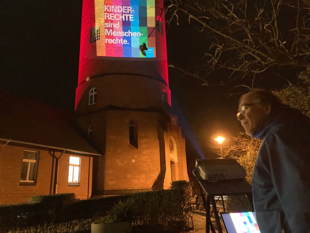 Zum Tag der Kinderrechte ist am 20. November 2024 der Wasserturm in Burg extra mit Texten bespielt.