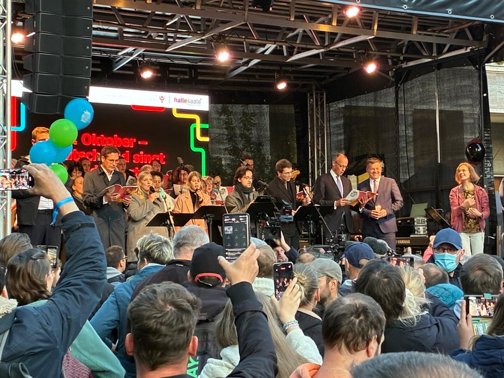 Bundeskanzler Friedrich Merz war am Tag der Deutschen Einheit 2025 bereits in Halle zu Besuch. Jetzt kommt er wieder, zum offiziellen Antrittsbesuch in Sachsen-Anhalt.