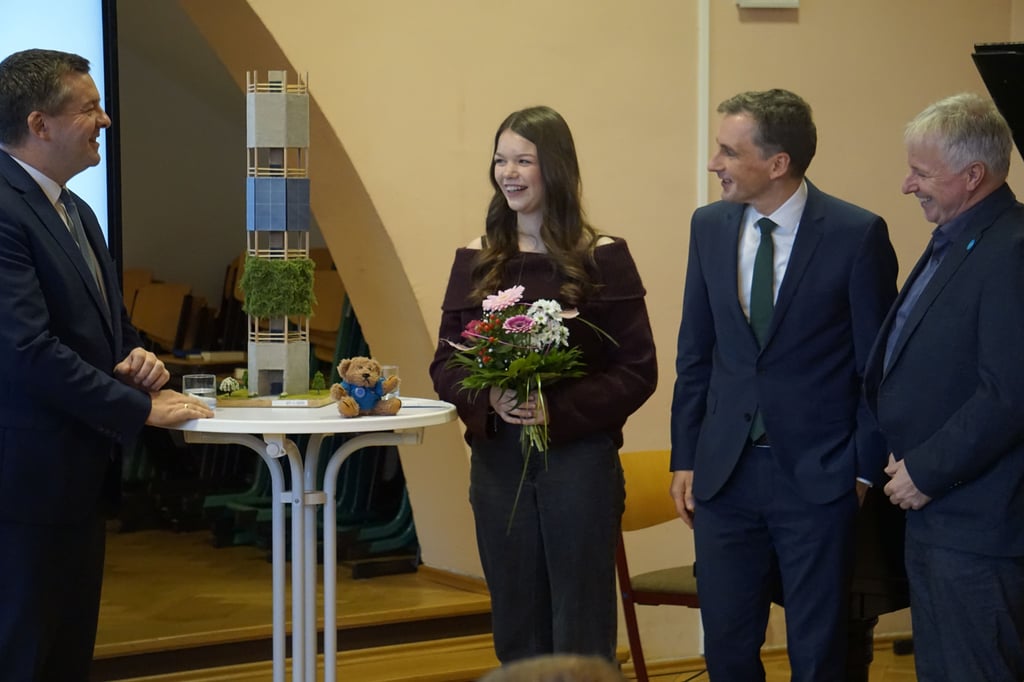 Anna Richter wird von Wirtschaftsminister Sven Schulze (links), Bildungsminister Jan Riedel (2.v.r.) und Jörg Herrmann, Präsident der Ingenieurkammer Sachsen-Anhalt (r.), gewürdigt.