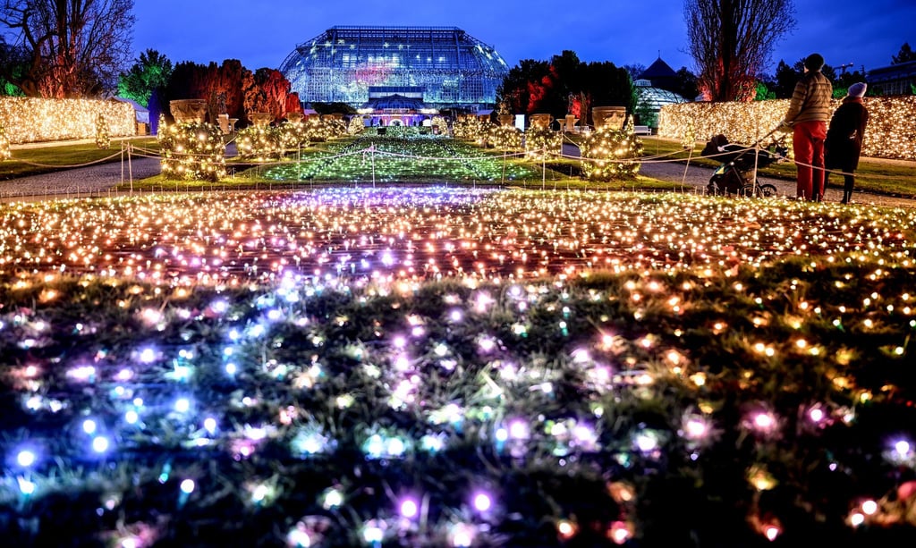 Zum neunten Mal wird die Anlage im Stadtteil Dahlem für den „Christmas Garden“ weihnachtlich beleuchtet.