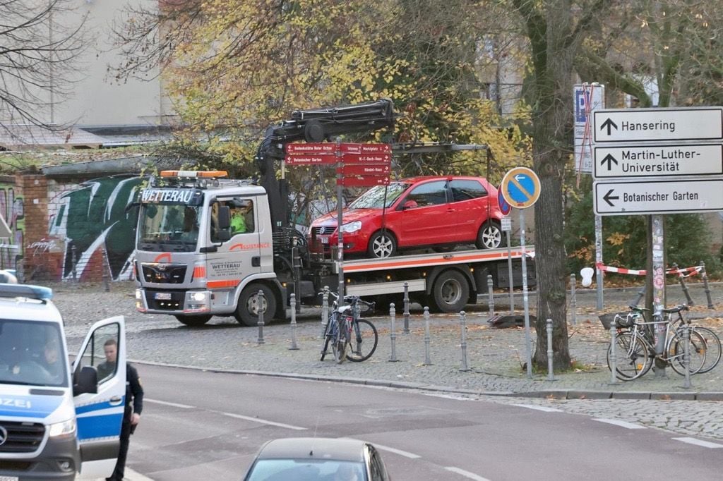 Am Friedemann-Bach-Platz werden Autos abgeschleppt.