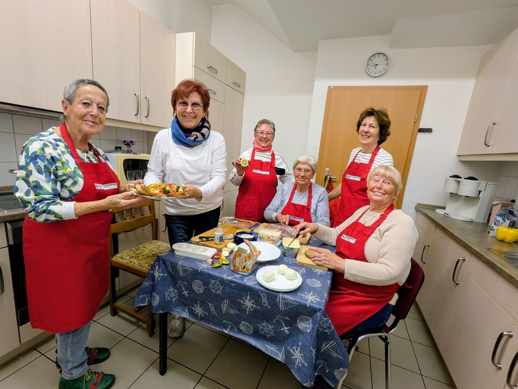 Barbara Trampe (2. v.l.)  und ihre Mitstreiterinnen der Frauensportgruppe unterstützten das DRK 15 Jahre lang bei der Durchführung und Vorbereitung von Blutspenden in Pretzien.
