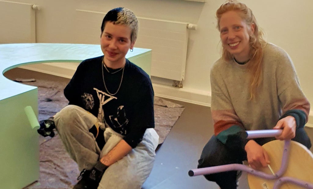 Carla Baumann (links)  und Marion Dunkert haben mit den Vorbereitungen  alle Hände voll zu tun.