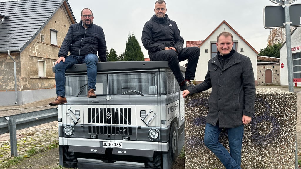 Neuer Anstrich für Trafohaus in Biederitz. Gemeindebürgermeister Kay Gericke, Ortsbürgermeister von Biederitz Carsten Schneider und Carsten Birkholz, Kommunalreferent der Avacon weihten den IFA W50 ein. 